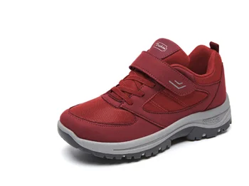 Мъжки и дамски червена обувки за ходене на средна възраст