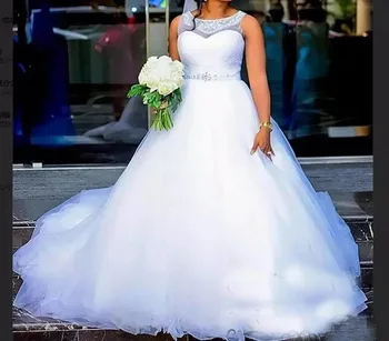 Плюс Размер Прозрачна горловина със скъпоценни камъни Колан от Сребърни мъниста, Пищни африкански сватбена рокля Трапецовидна Форма, сватбени рокли