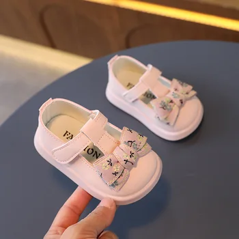Детски Ежедневни обувки с Т-образно каишка в етнически стил, скъпа обувки за малки момичета, 2023 г., нескользящая детски обувки с прости куки и вериги, директна доставка, нескользящая